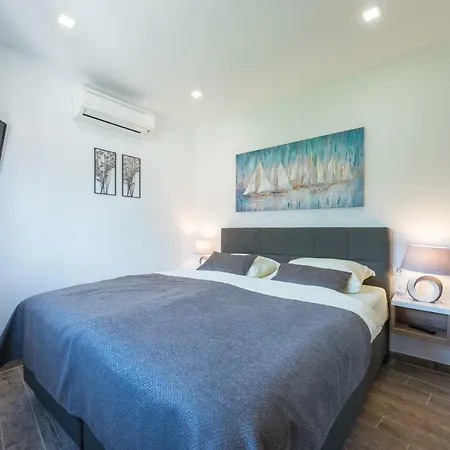 Elena 3 Apartment