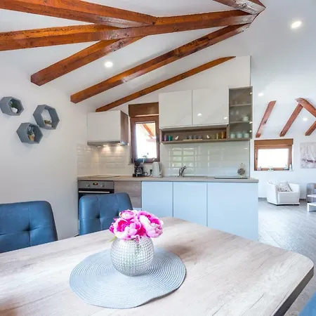 Apartamento Elena 3 *