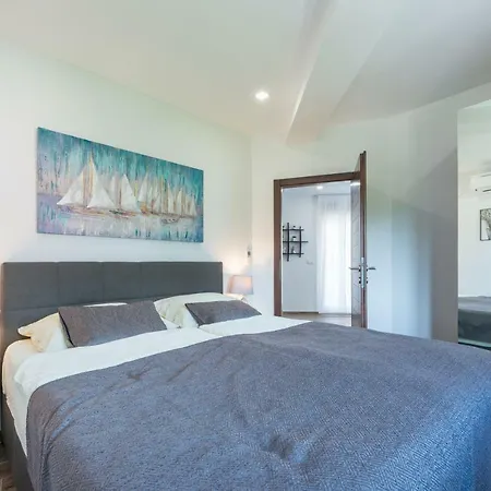 Elena 3 アパート ツァヴタット