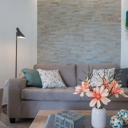 Elena 3 アパート *